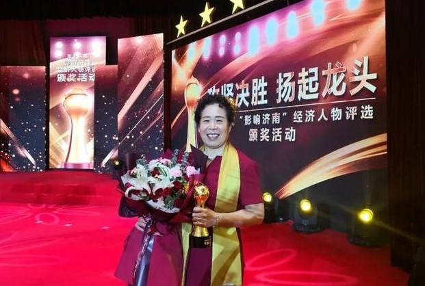 喜报齐鲁鞋城董事长李延萍荣膺影响济南经济人物