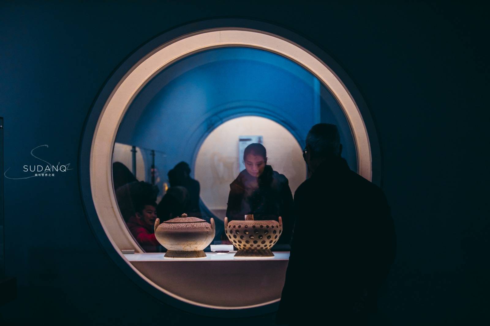 原创湖北省博物馆这一橱窗设计太美了,如时空穿梭,展现中国青瓷之美