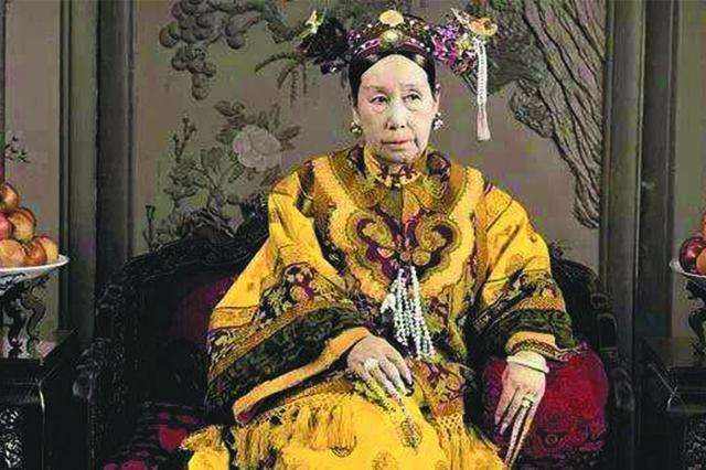 慈禧"花式"上厕所:太监用龙袍裹马桶,外壁镶宝石_恭桶