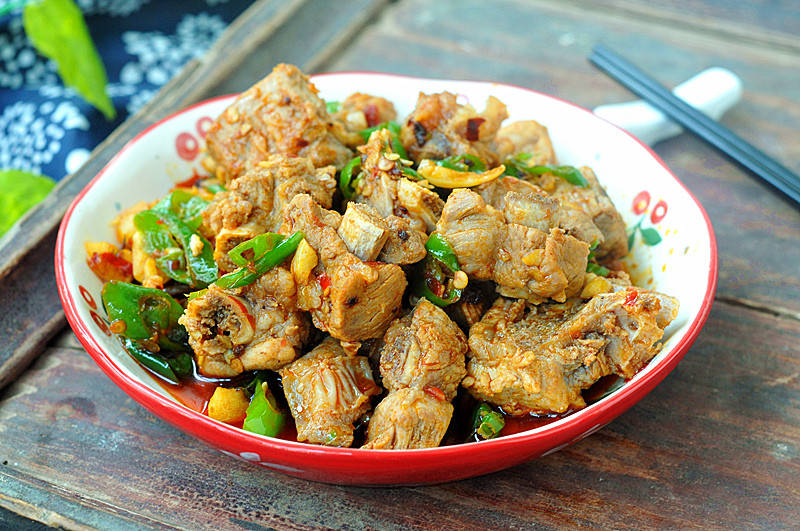 煮汤后剩下来的肉啊骨头啊,一点味道都没有,于是我尝试着将它们回锅调