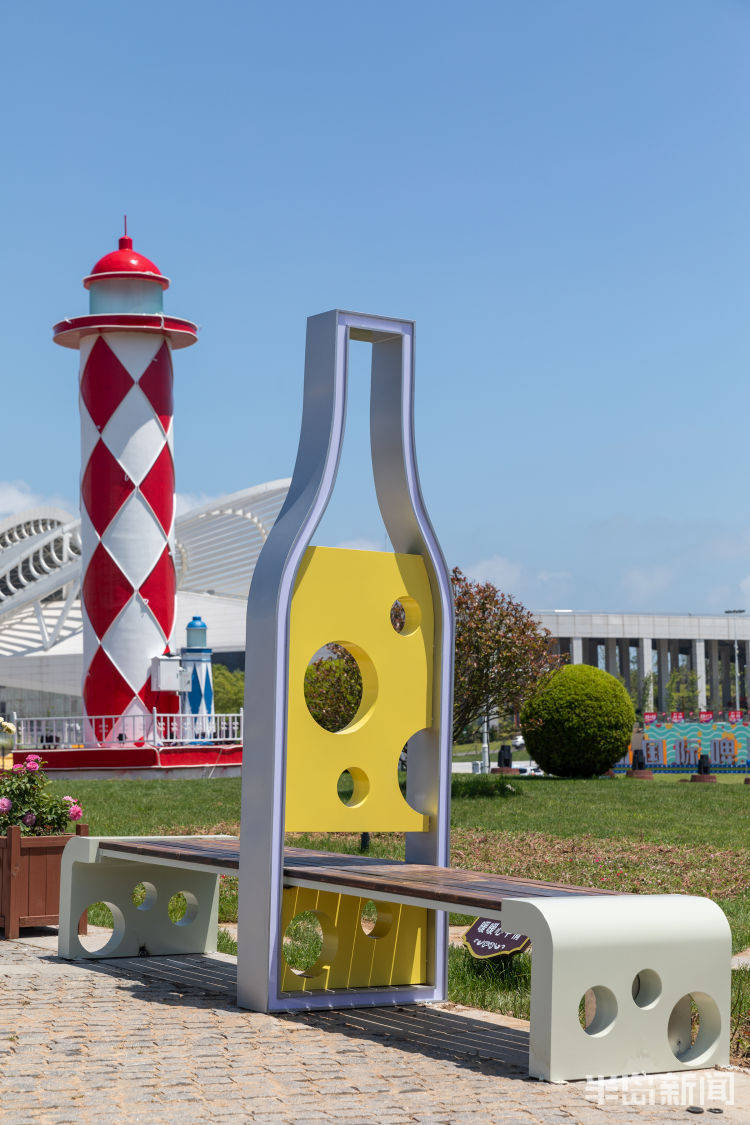 园区内的一些座椅用啤酒瓶造型做了装饰.