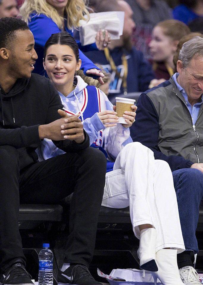 原创超模肯豆穿nba球服变身小迷妹给男友西蒙斯比心心甜的齁人