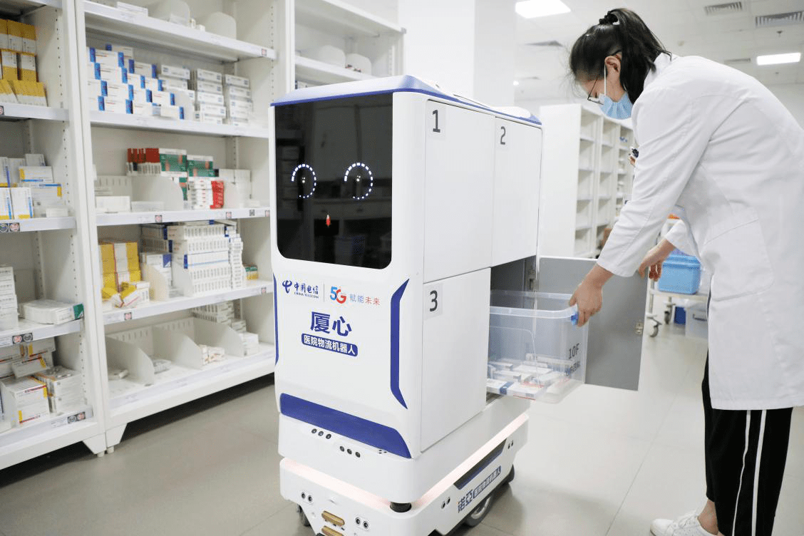 厦心5g物流机器人投用,可智能识别行进路线及避障.
