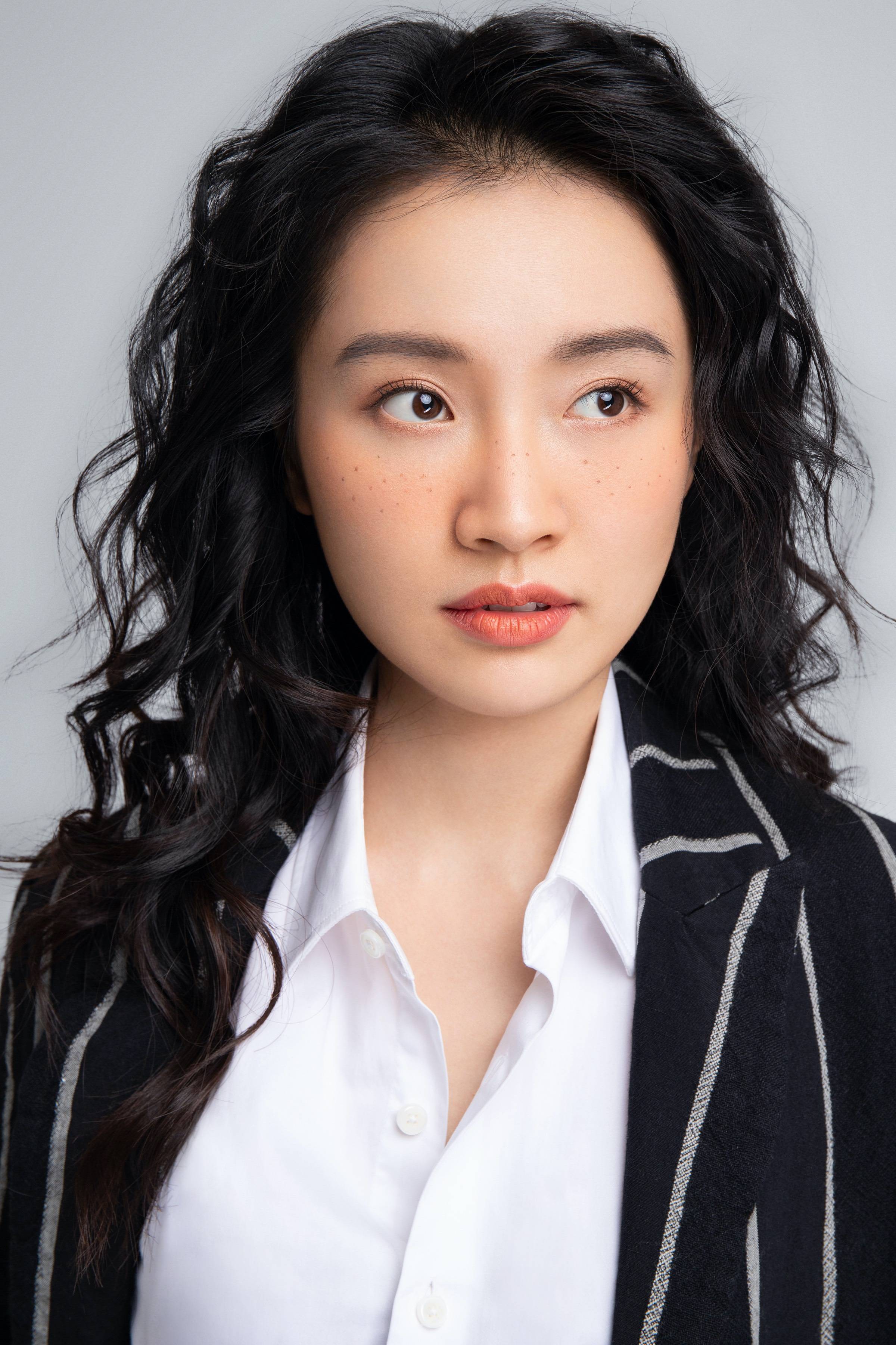 陈芋米时尚大片曝光 复古雀斑妆展现鬼马少女气质