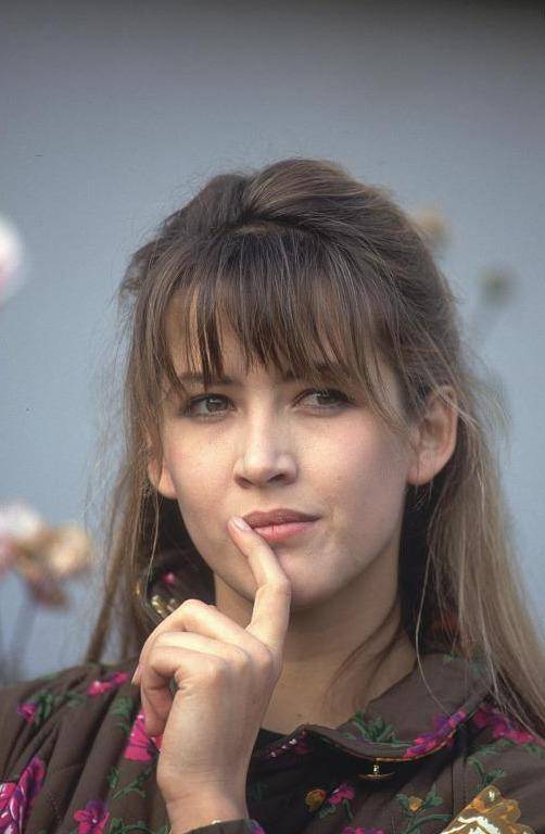 是很多男人心中的"白月光",有很多人说papi酱撞脸苏菲·玛索,仔细一看