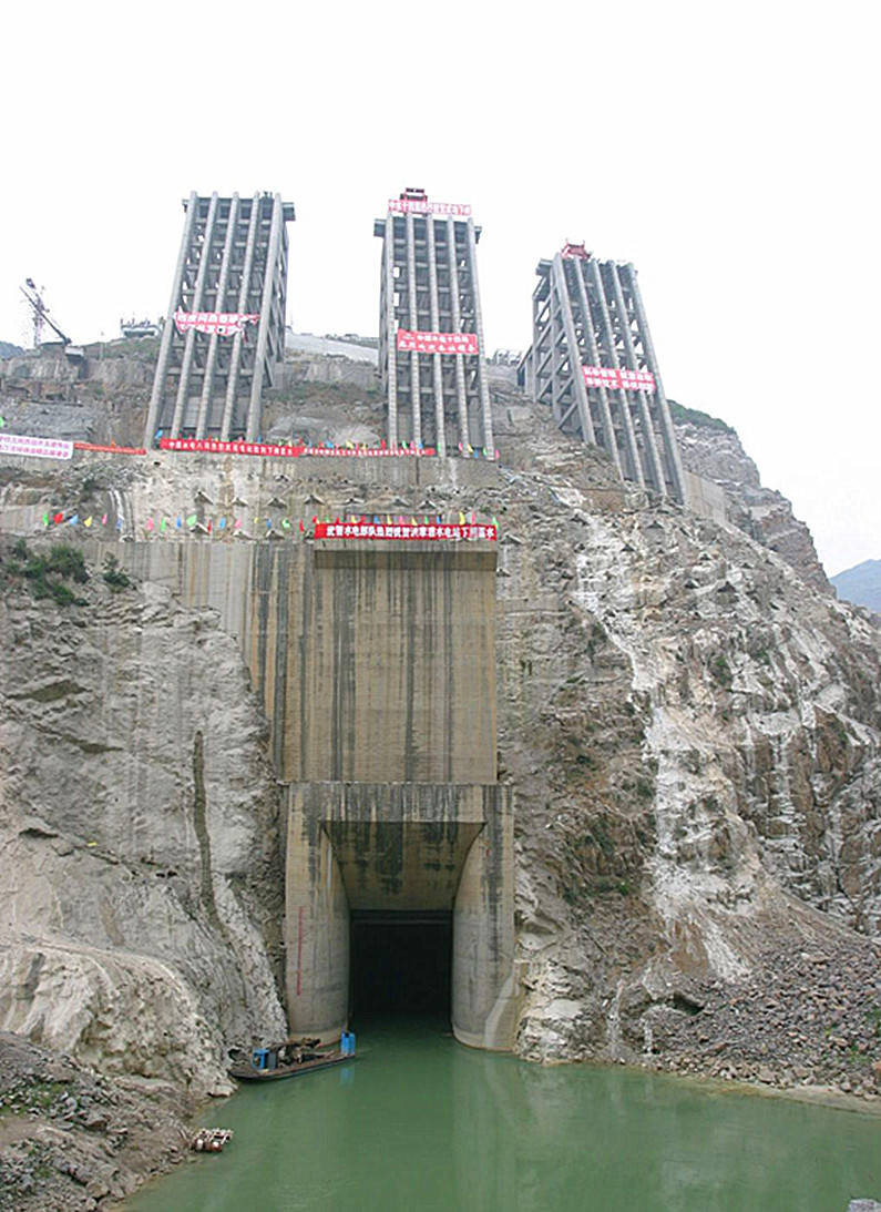 309亿的一库十三级第8级电站拉哇水电站完成排水隧洞贯通
