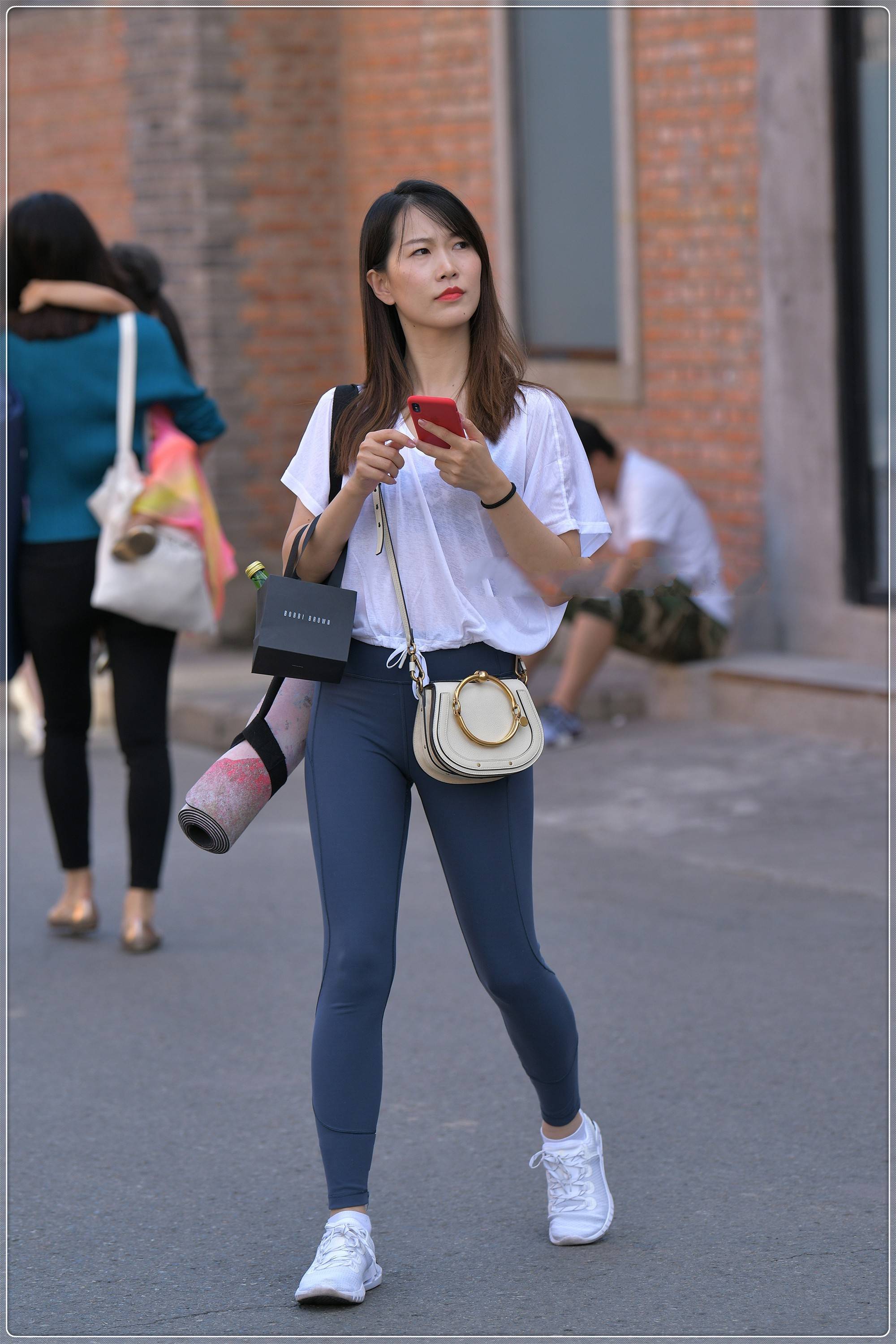 白色v领短袖搭配雾霾蓝健美裤清爽透气贴身舒适