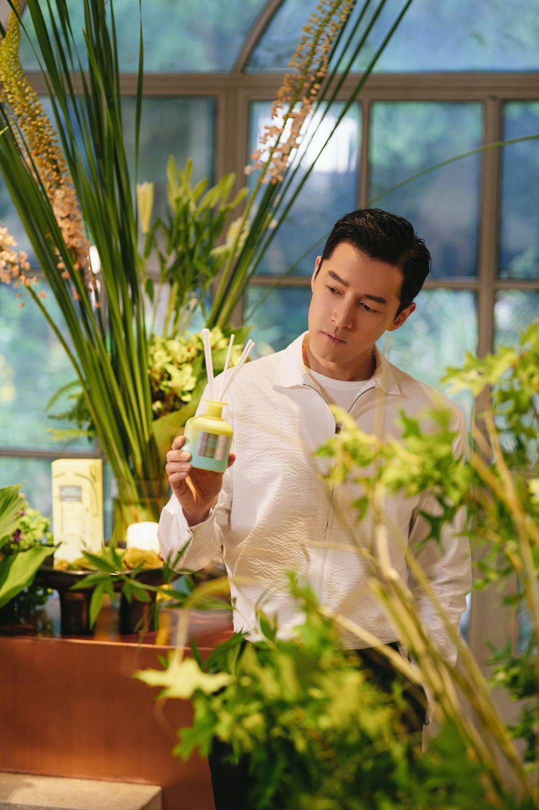 原创胡歌难得正经一回,白衬衫配西装头出席小聚会,变清新花艺师