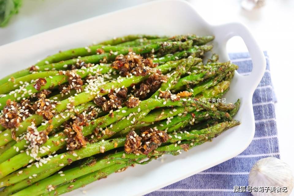 原创芦笋这么煎,鲜脆嫩爽,香味扑鼻,新手也能做得好的时令美味