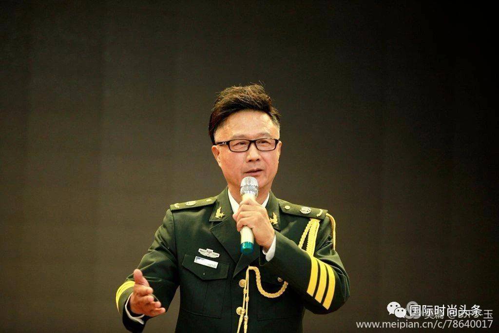 总政歌舞团国家一级演员郑允武演唱《强军战歌》《我是中国人》中国
