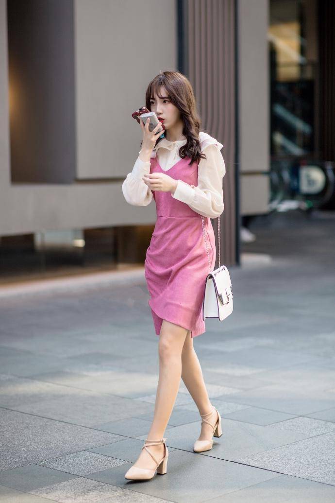 粉色裙身浪漫温馨,搭配一款细带凉鞋,穿搭十分的清甜显少女感