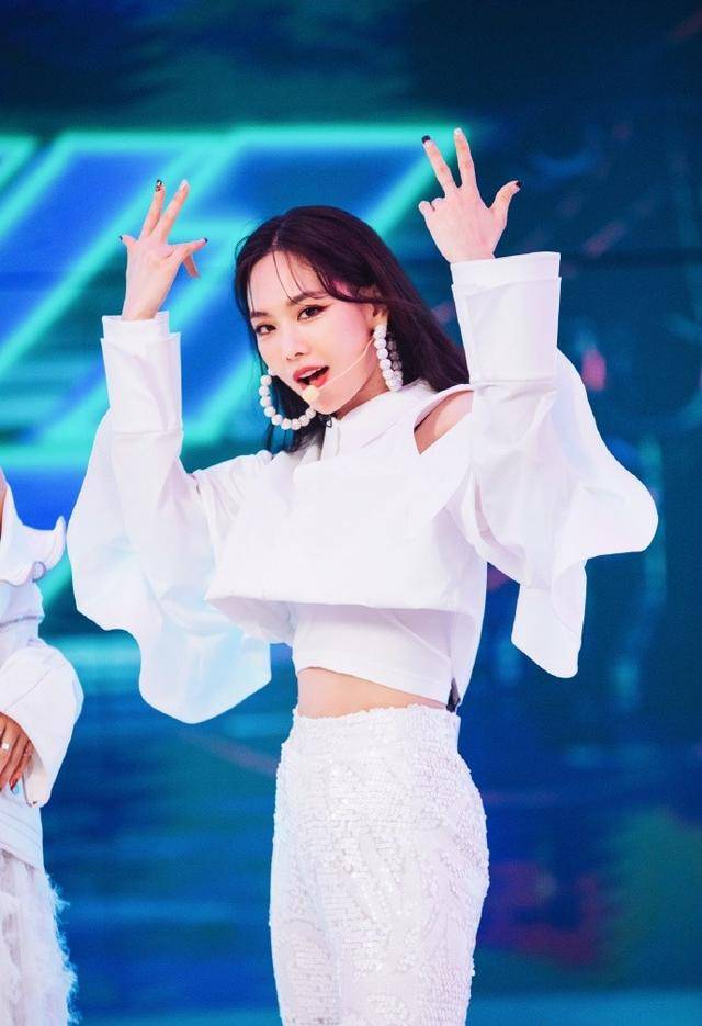 "浪姐"王霏霏终于迎来第一名!舞台造型又a又美,33岁气场大开