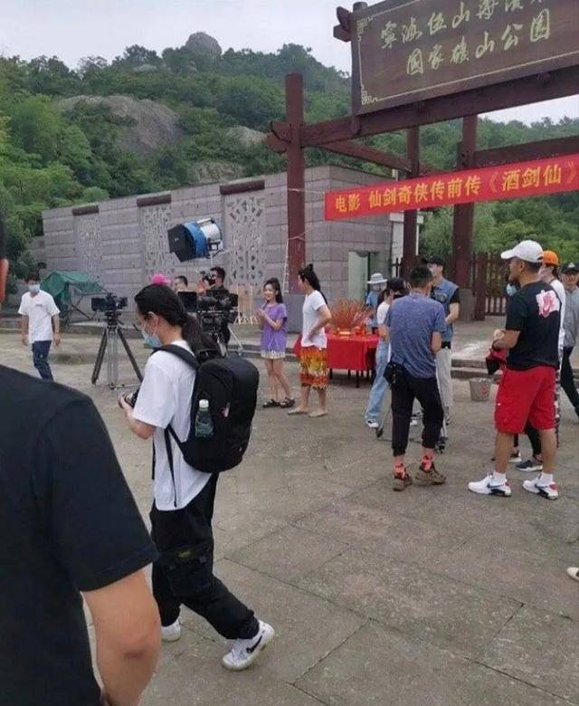 近日一部仙剑奇侠传前传《酒剑仙》已经开拍,这个版本是电影版,讲述的