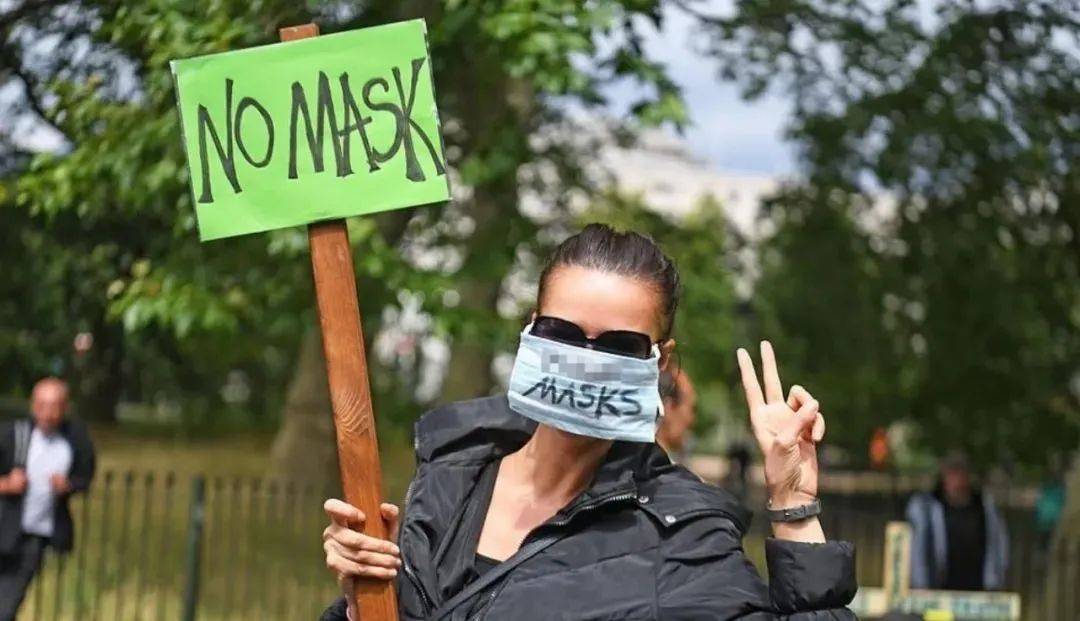 美国式反对口罩烧口罩戴假口罩还把劝阻的人打死了