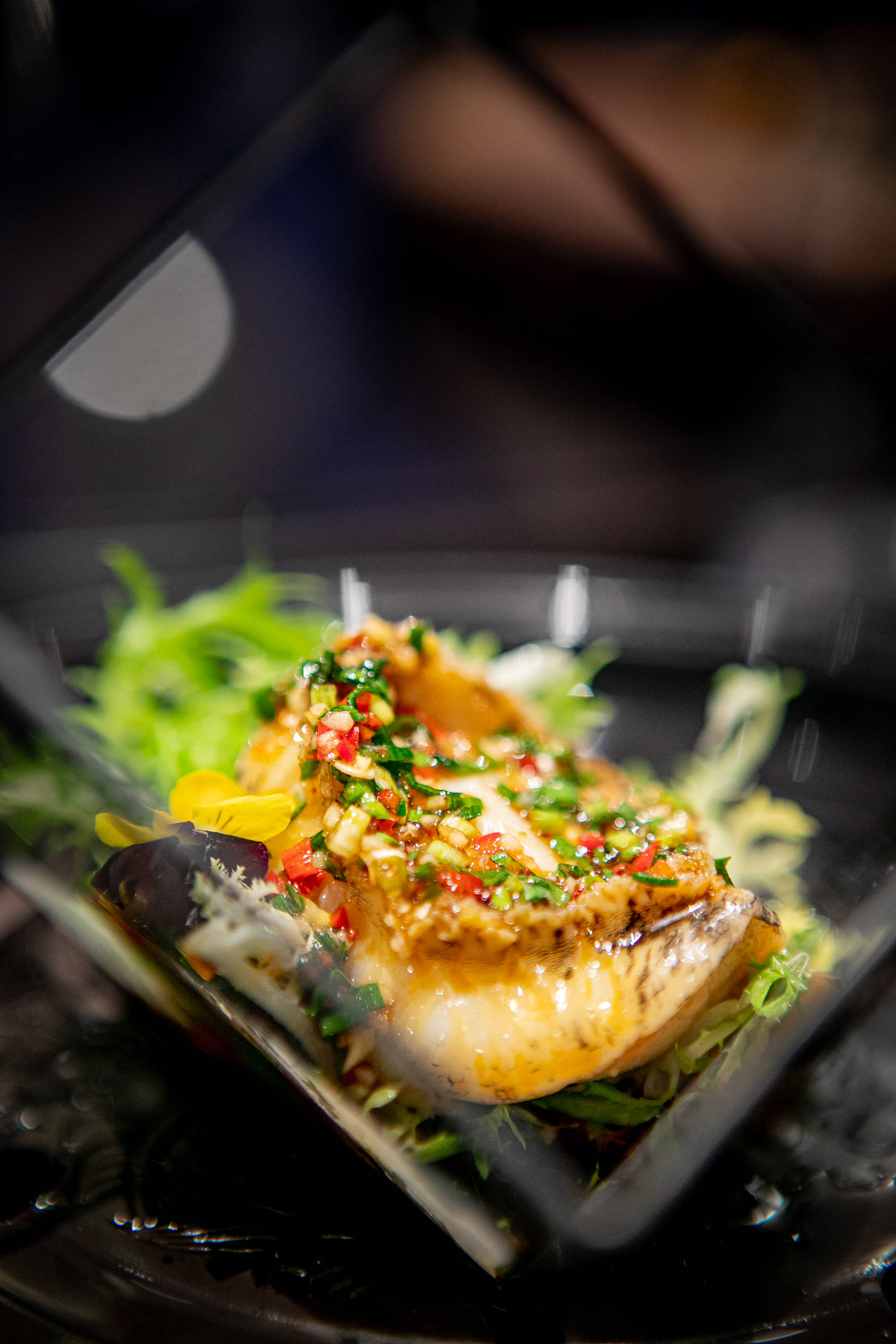 天府之国的椒麻味道与南中国深海的石斑鱼完美结合,典型的川味海鲜