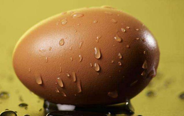 会加快鸡蛋变质,因为新鲜的鸡蛋会通过鸡蛋壳上的气孔进行呼吸,如果跟