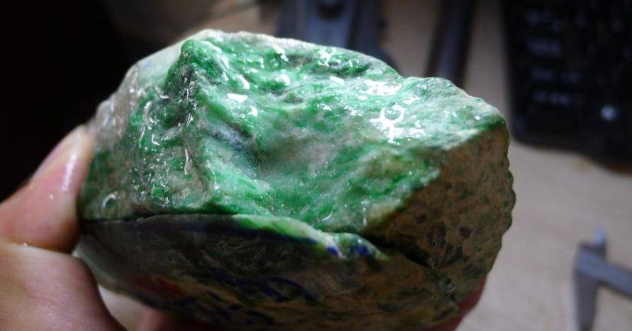 原创底白如雪交相辉映一一白底青翡翠原石欣赏