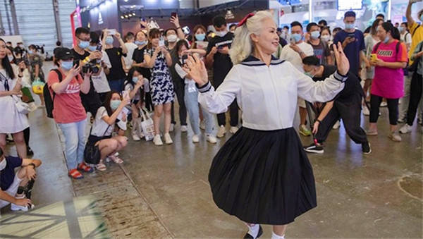 jk制服老奶奶现身chinajoy首场潮玩展和闲鱼高能五连拍惊艳全场