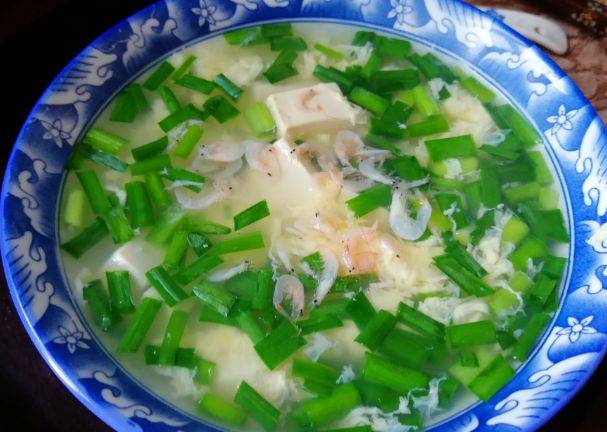 精选美食:蒜苔炒虾仁,土豆胡萝卜鸡蛋饼,韭菜豆腐蛋花汤,麻将拌豆