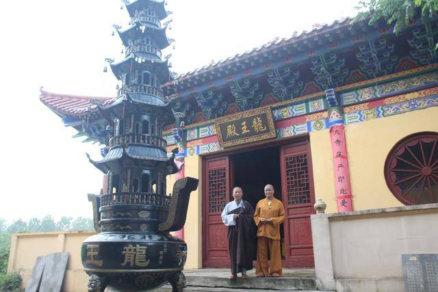 原创鄂州一古庙惊现千株七彩朝天椒,成为一道亮丽风景线