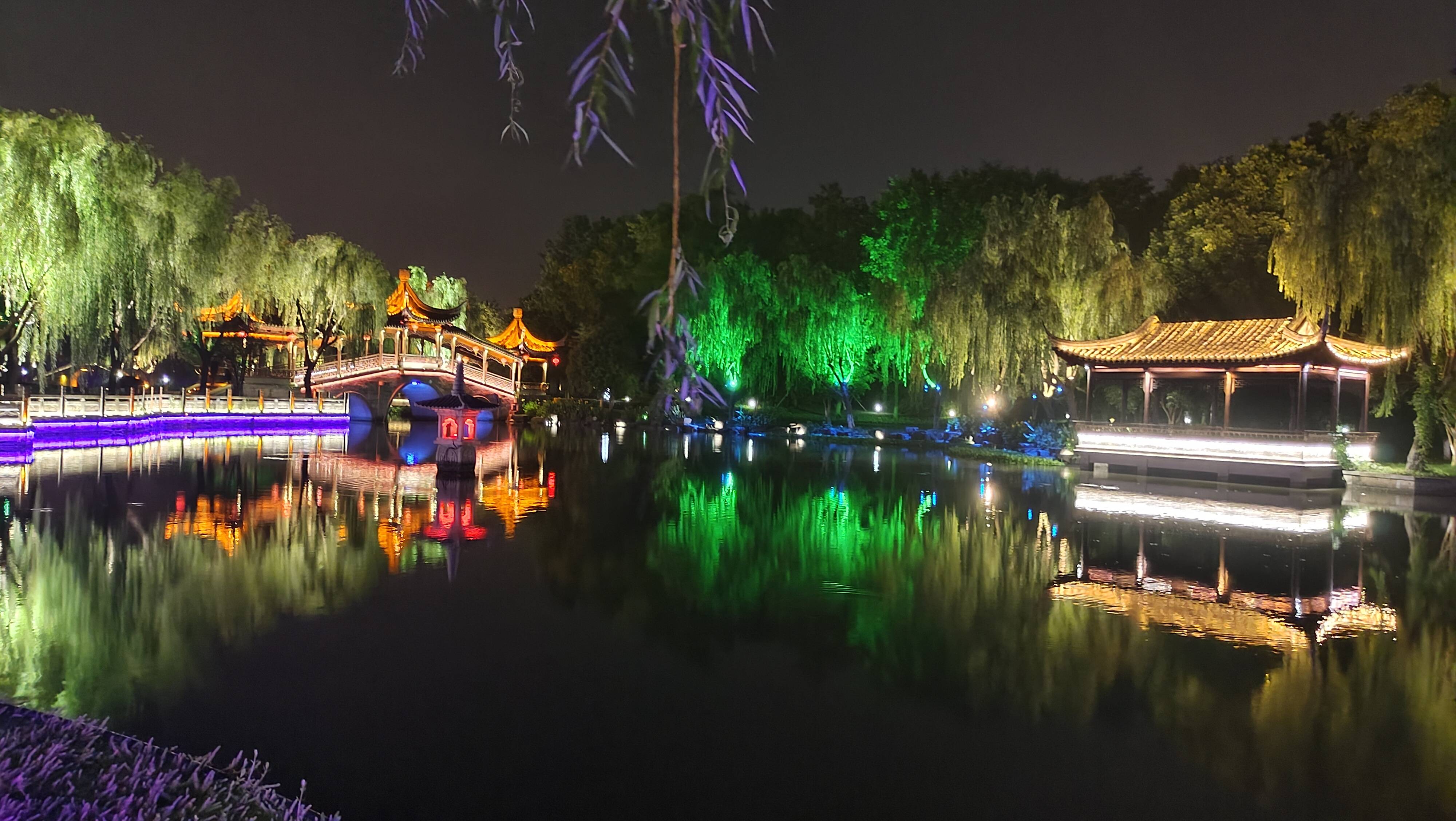 江南水乡的古镇,灯火阑珊下的美景令人陶醉,流连忘返——夜晚的西塘