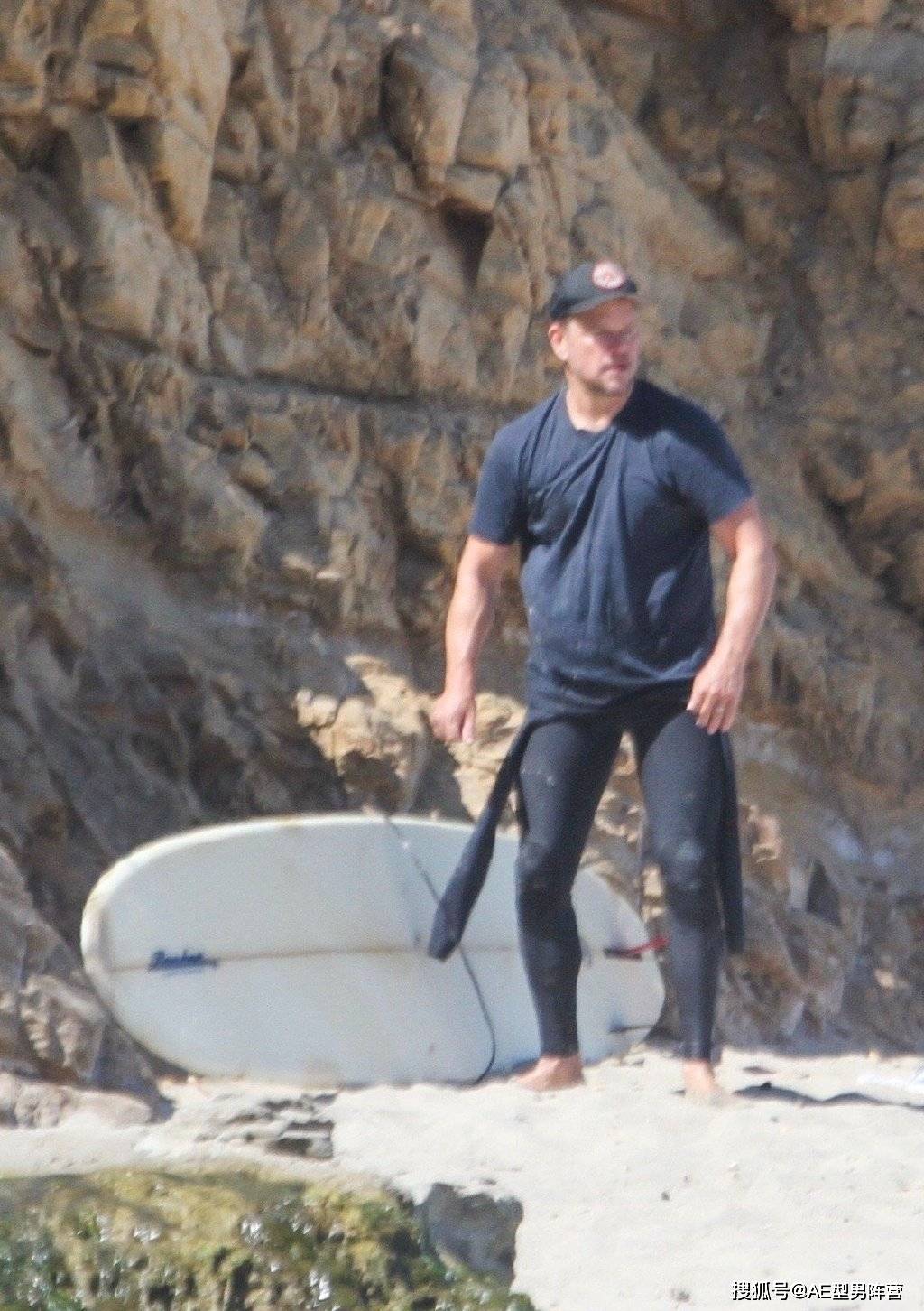 原创50岁马特·达蒙海滩度假!成功瘦回男神颜值,头发却越来越稀疏了