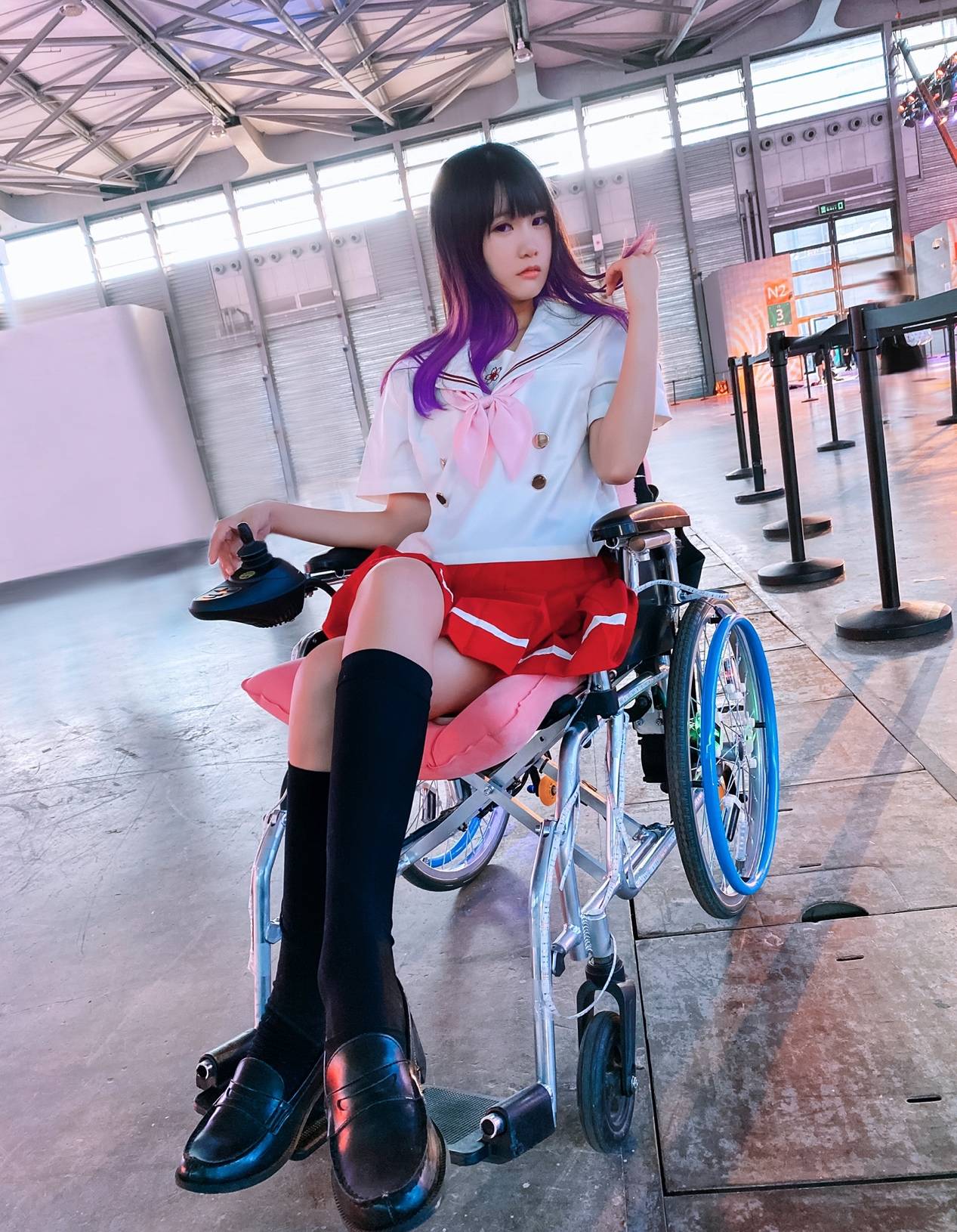 但跟以往看到的cos不一样的就是出场方式了,自带漂移技能的轮椅,结合