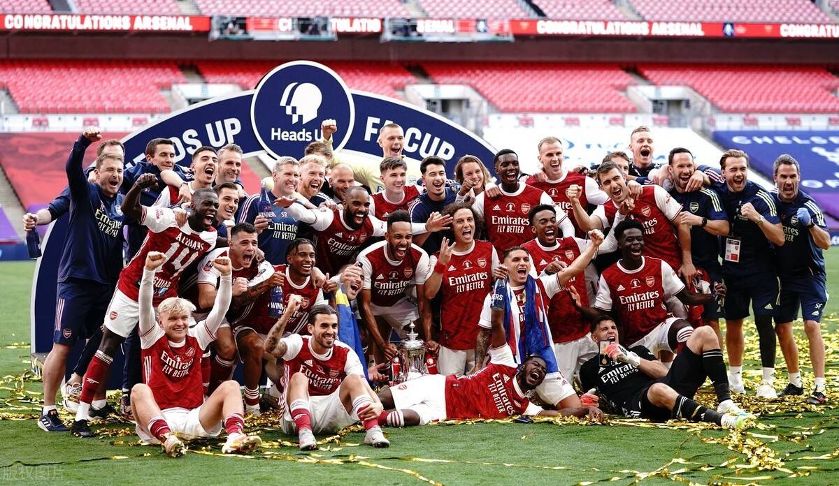 高清图:阿森纳合影庆祝夺冠 奥巴梅扬独捧奖杯
