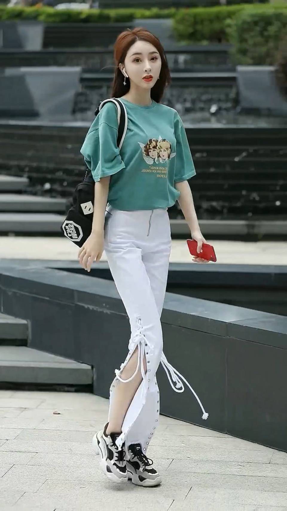 路人街拍,美女搭配白色一字领连衣裙,露出精致的锁骨线条