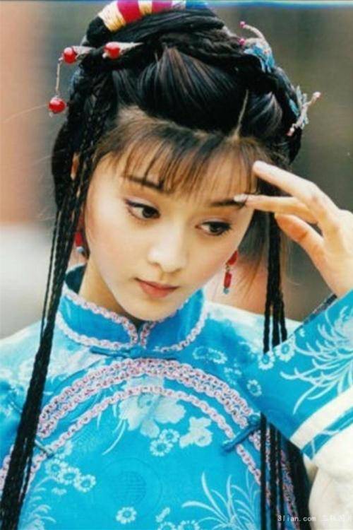 时,几乎是整个剧组中年龄最小的,在其中扮演紫微的丫鬟 金锁,尽管这与