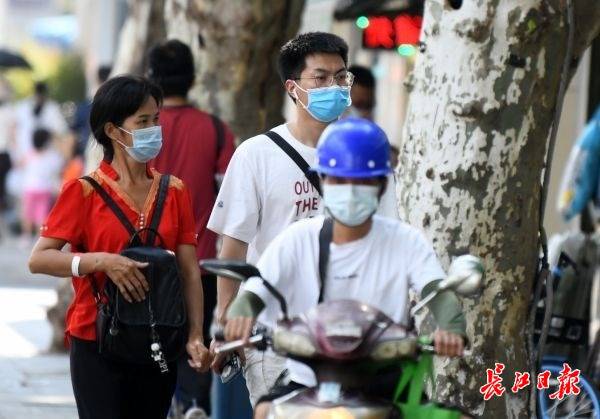 8月2日,武汉局地最高气温达39°c以上,街头市民自觉戴口罩,防护不放松