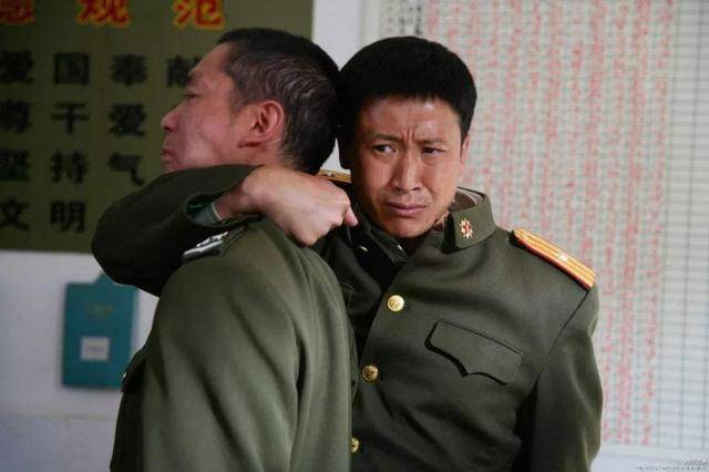 《士兵突击》七连长拍新戏,脸部发福满头大汗,妻子撞脸张曼玉_张国强