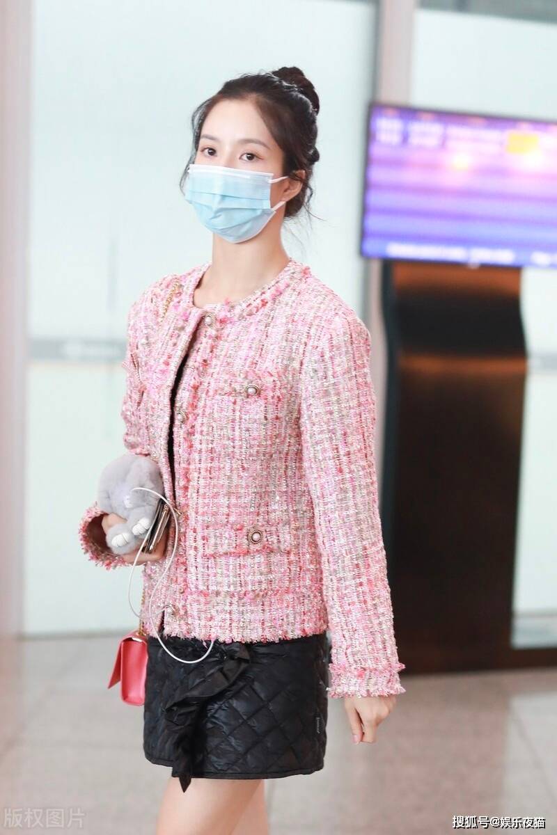 刘些宁现身机场短裙搭配粉色上衣元气满满