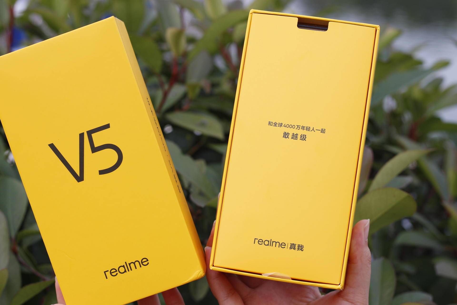 realme真我v5:青年良品搭配时尚大logo,这才是潮牌手机