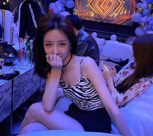 什么黑历史,三万姐,整容等等,还有戏唱国歌这件事,莉哥总是被骂得体无