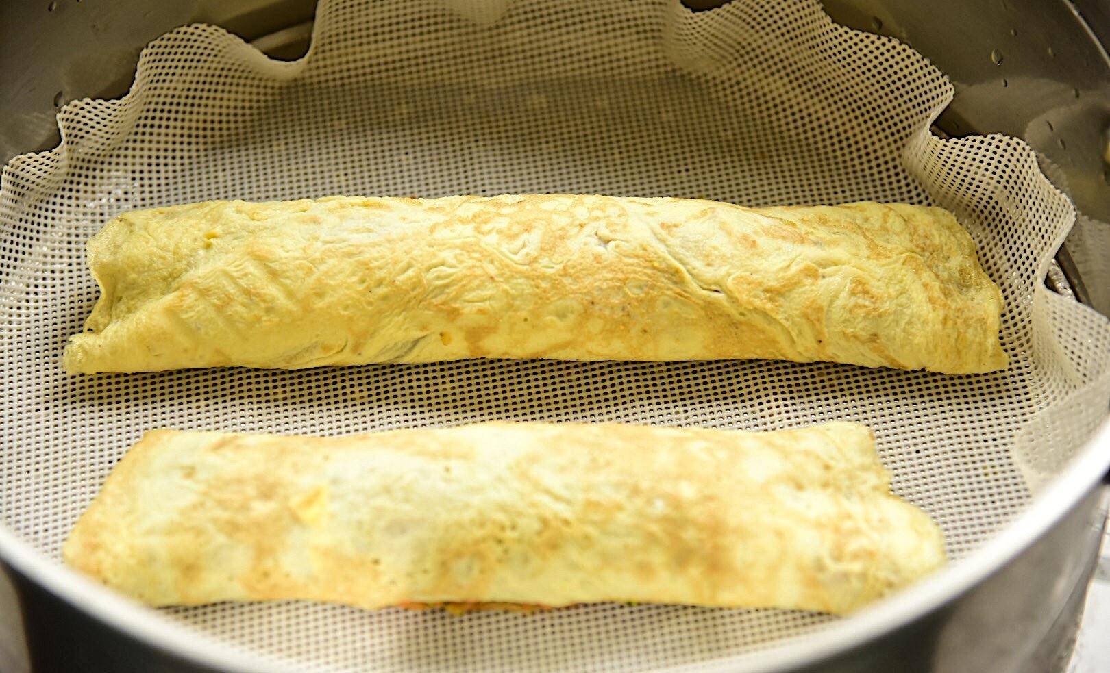 16,锅中水烧开,把鸡肉蛋卷放入篦子上,大火蒸12分钟即可.