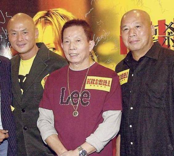 并改名为刘家辉,与刘家良,刘家荣成为了兄弟