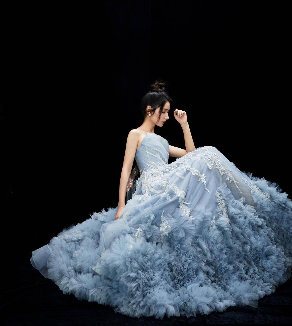 原创不愧是杨幂签下的人代斯穿天蓝色轻纱礼服配丸子头姿态优雅