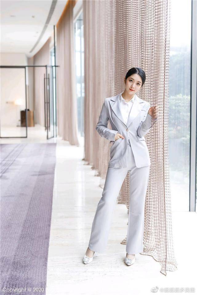 angela小热巴,一身银色西装套装加高跟鞋,穿出职场女性美