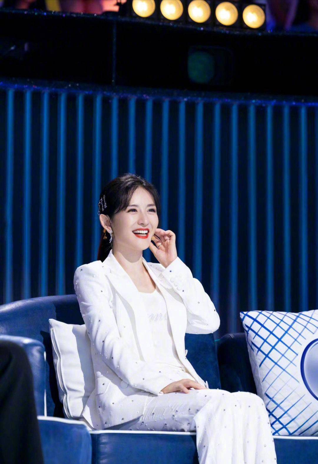 谢娜真是百变女神,白色西装配蕾丝边内搭又甜又减龄,女人味十足