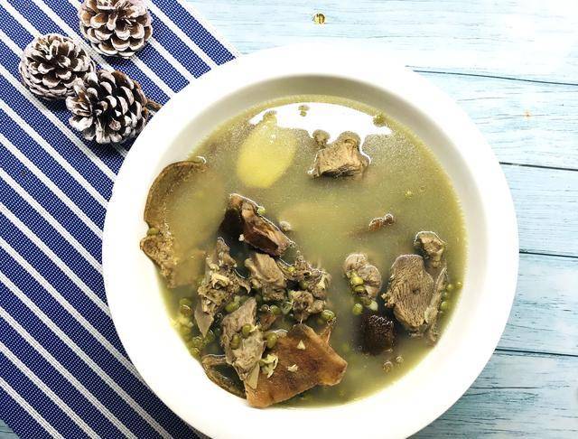 最宜炎夏酷暑饮用,绿豆陈皮水鸭汤,味鲜易做,看看都有什么材料