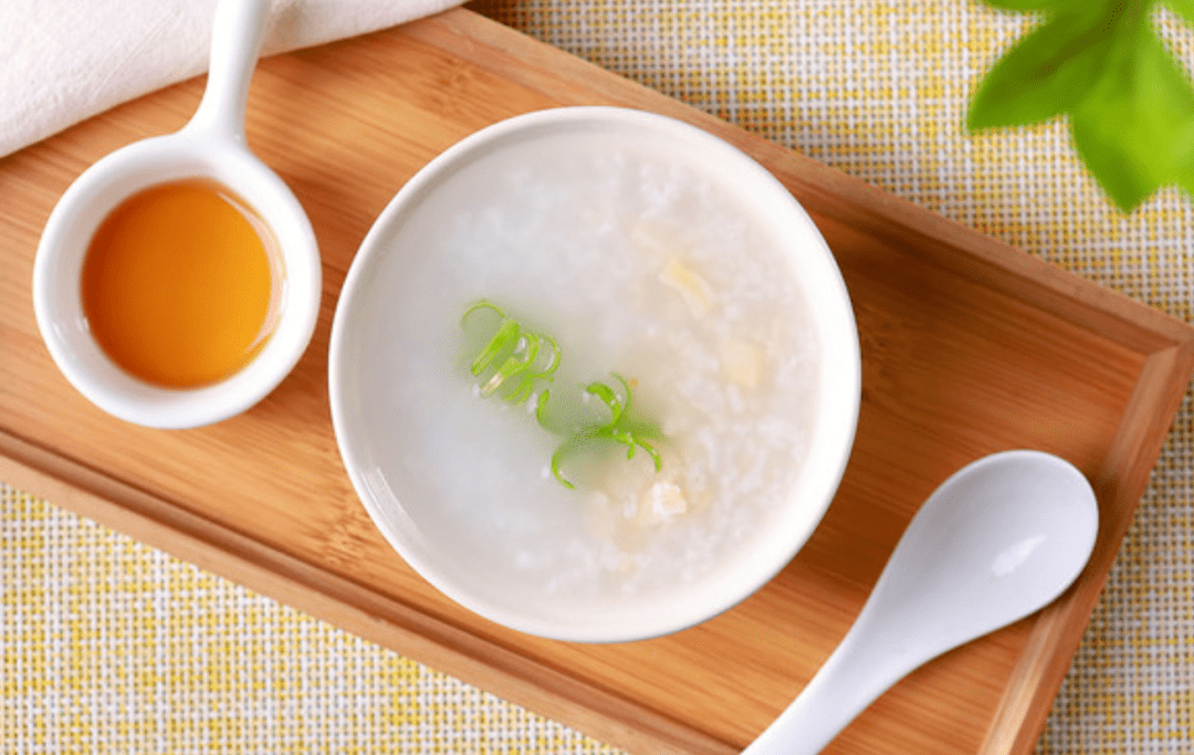 餐桌上的瑶柱白粥,分量绝对不轻.