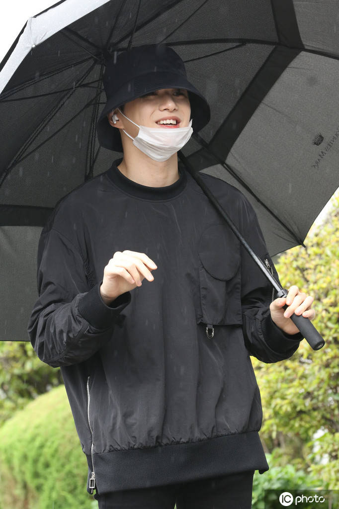 姜丹尼尔录制节目后现身 笑容灿烂开心比v