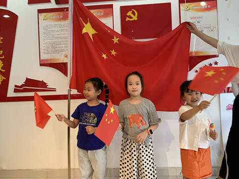 苏州市御苑家园社区开展制五星红旗向国旗敬礼主题活动