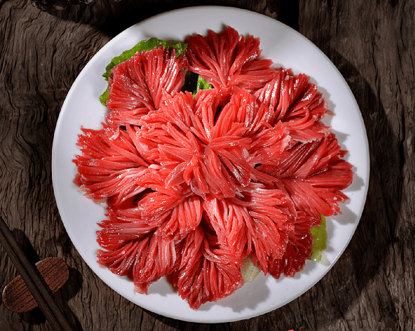 红彤彤的郡花看着十分有喜感,刀功了得,每一个郡花被切的跟花儿似的