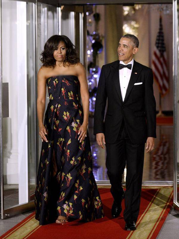 设计的连衣裙,就像是这样抹胸设计的裙子,采用了黑金两种颜色的搭配