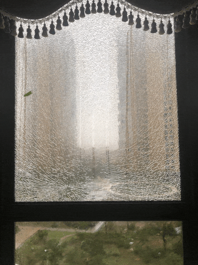 网友供图 台州居民家的玻璃窗裂开