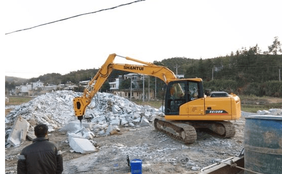 山推挖掘机经验分享:破碎锤使用到底要注意啥?