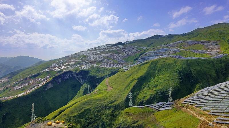 貴州省關嶺縣崗烏鎮卓陽光伏發電站,一排排光伏板在陽光照耀下閃爍著