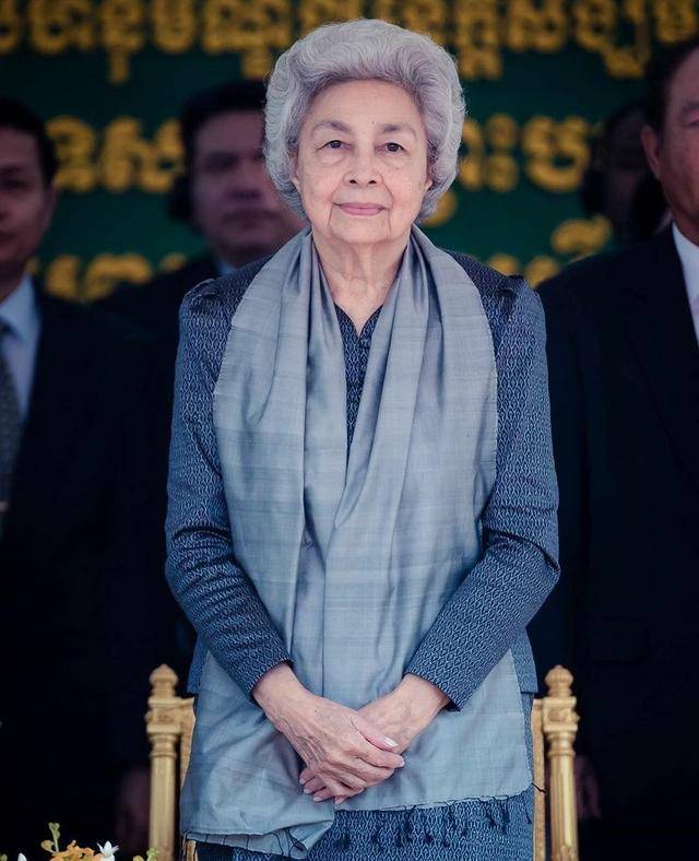 穿搭偏爱蕾丝衣,四国混血被誉亚洲美后_莫尼列